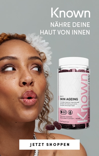 Eine Frau blickt auf die Known Skin Ageing Supplements mit der Botschaft ‚Nähre deine Haut von innen‘